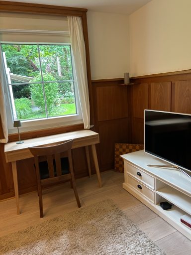 Kleiner Schreibtisch mit Blick in den Garten
